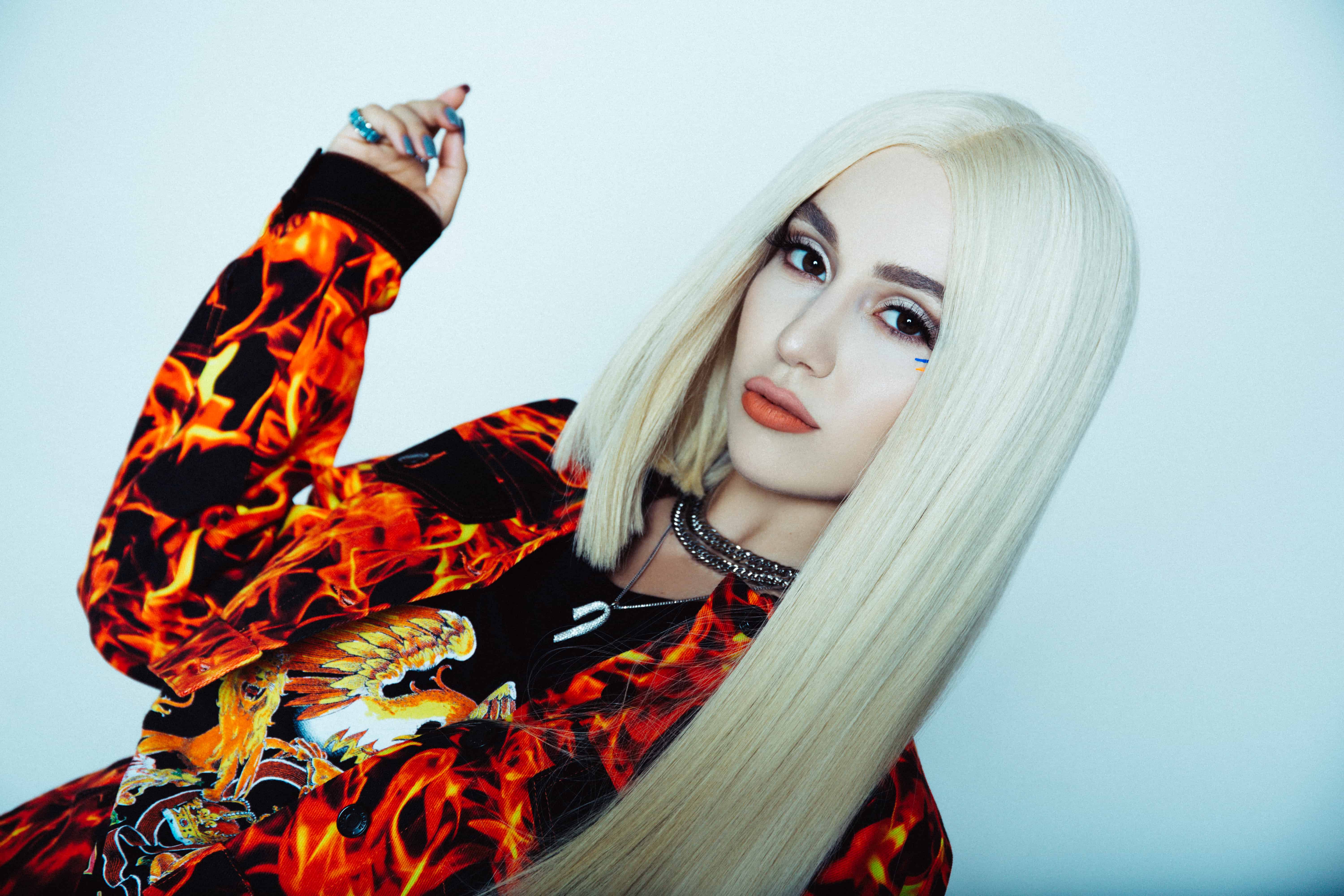 Ava Max Torn