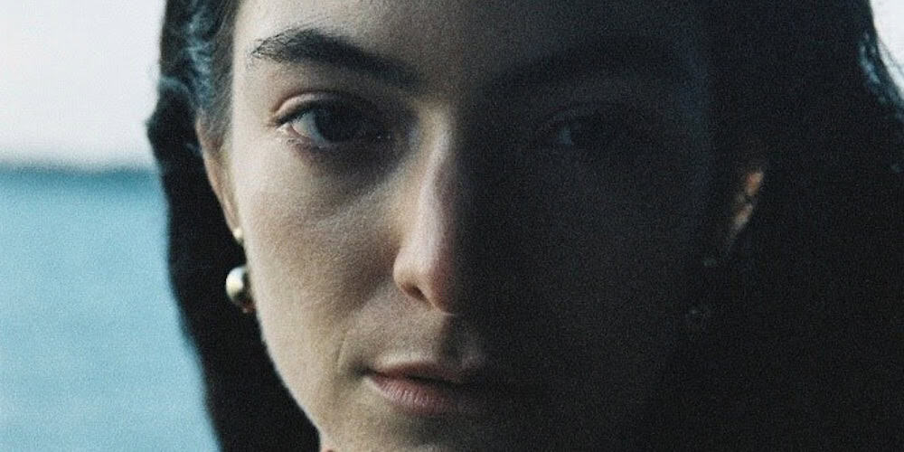 Lorde Stoned at the Nail Salon